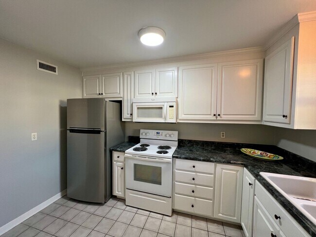 Building Photo - Spacious Forest Acres Condo!