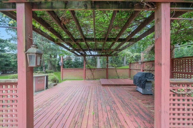 Building Photo - 278 Maple St