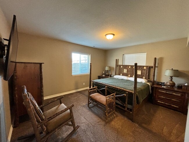 Building Photo - Stunning 5 Bedroom 3 Bathroom Home in Johnstown with Finished Basement!