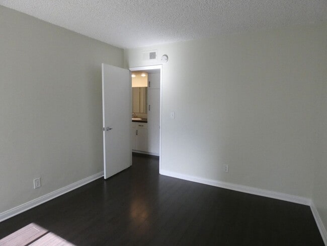 Building Photo - *Available NOW  in La Habra!*