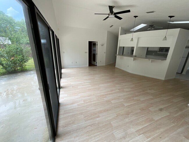 Building Photo - Fantastic 3/2 Home in Sunny Hills w/ 2-Car Garage & Lawn Maintenance