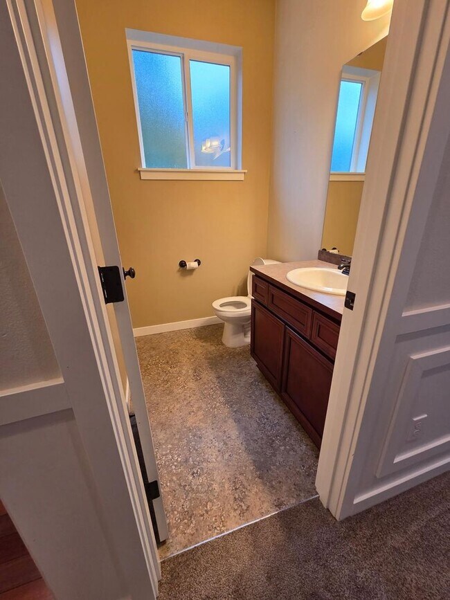 Building Photo - Beautiful 3-Bed Home with Private Yard and Modern Upgrades