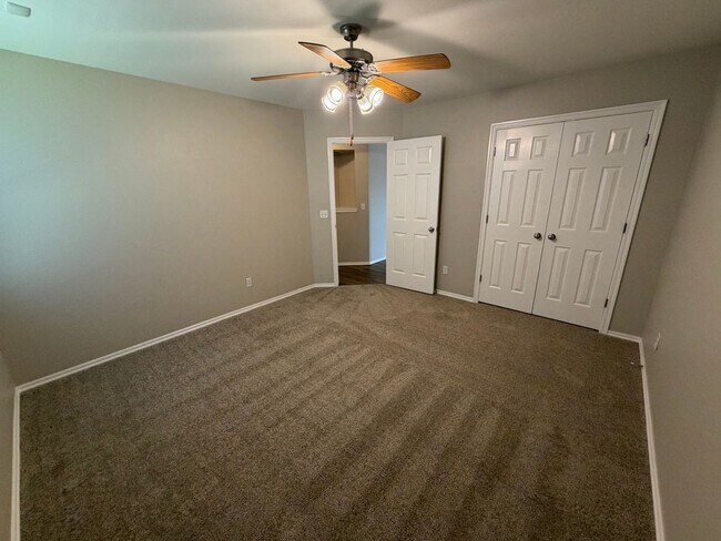 Building Photo - 411 S Pointe Ln