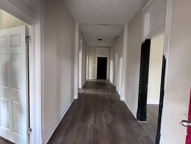 Building Photo - 4 Bedrooms!!