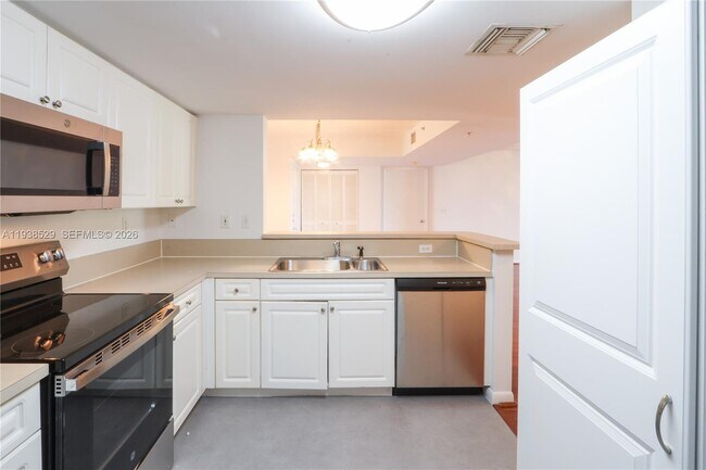 Building Photo - 520 SE 5 Ave