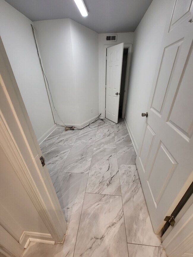 Building Photo - 2 W 21st St