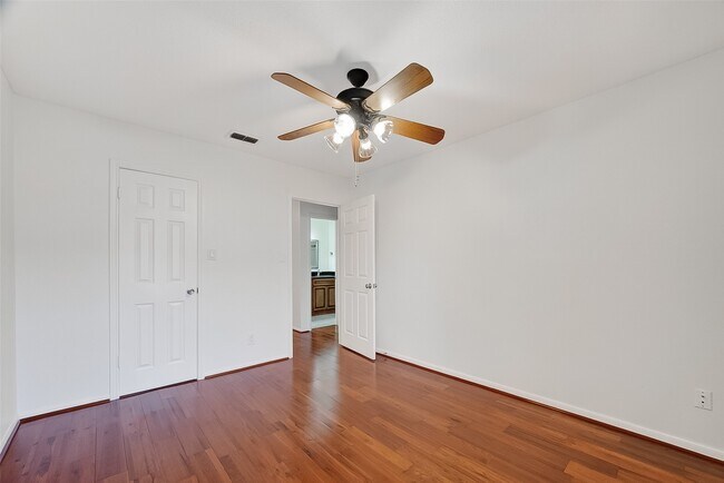 Building Photo - 7505 Memorial Woods Dr