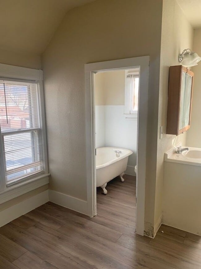Building Photo - 2+Bedroom 2Bath Single Family Home