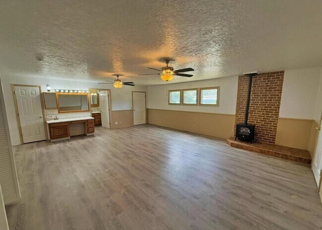 Building Photo - South Fork Rental Home