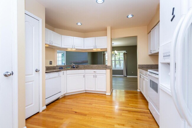 Building Photo - 1093 Fairways Blvd