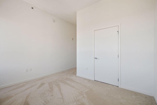 Building Photo - 929 Portland Ave