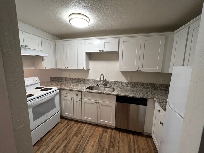 Building Photo - 2 Bedroom Condo in Lake Oswego