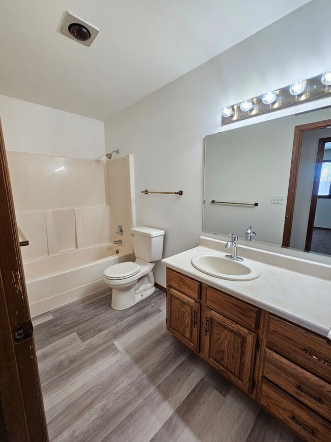 Building Photo - Beautiful 4 Bedroom Home on the Lake-First Month FREE!