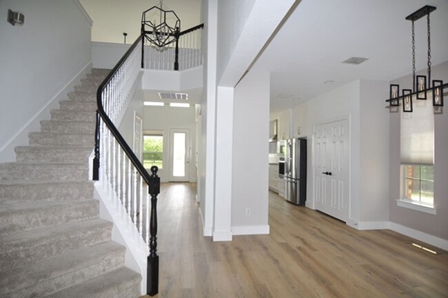 Building Photo - Stunning 4-2.5-2 with sparkling POOL in Gr...