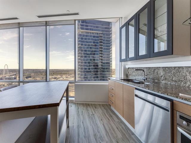 Building Photo - 2430 Victory Park Ln