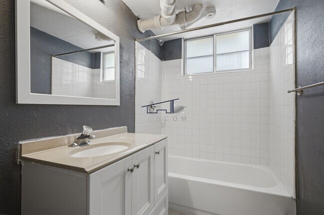 Building Photo - 3729 Quincy Ave