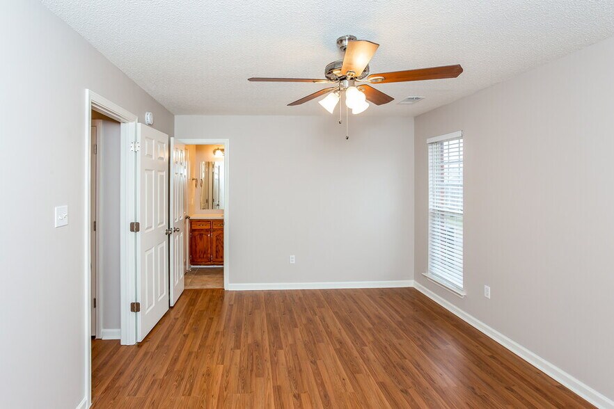 Building Photo - 1720 Cherry Creek Dr