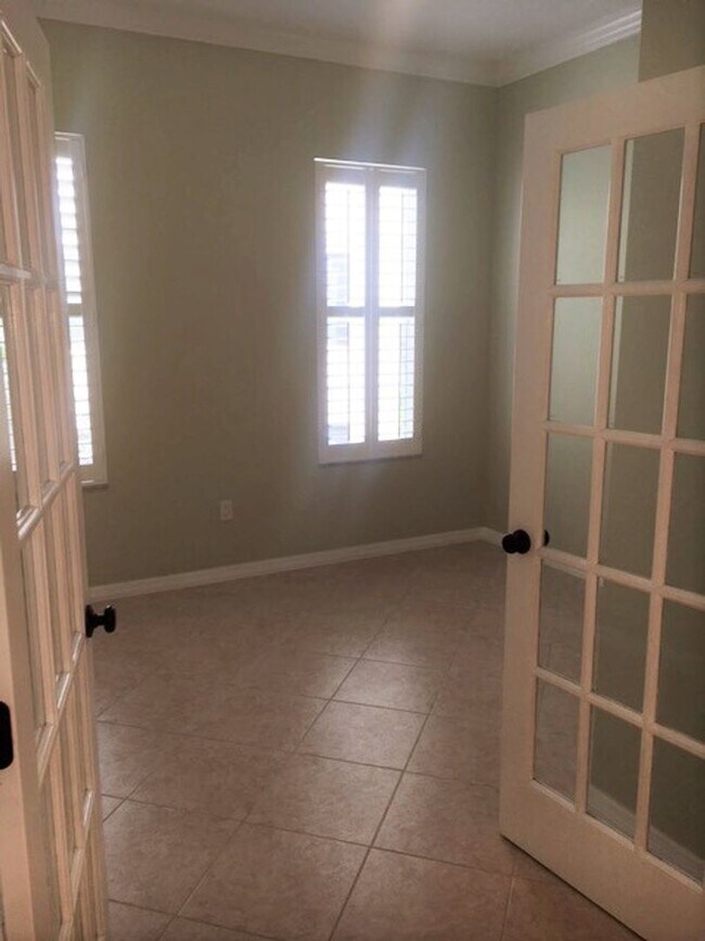 Building Photo - 3 Bedroom 2 Bath corner unit with wrap around balcony in Elevator Building in East Village of Cel...