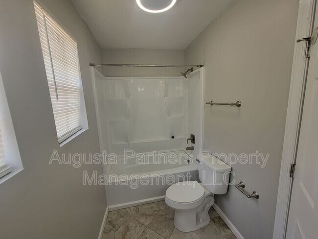 Building Photo - 142 Oakridge Dr