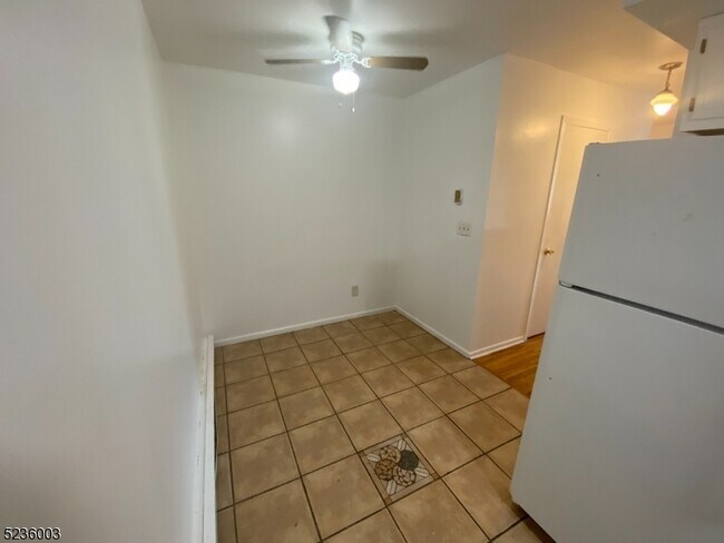 Building Photo - 118 Main St