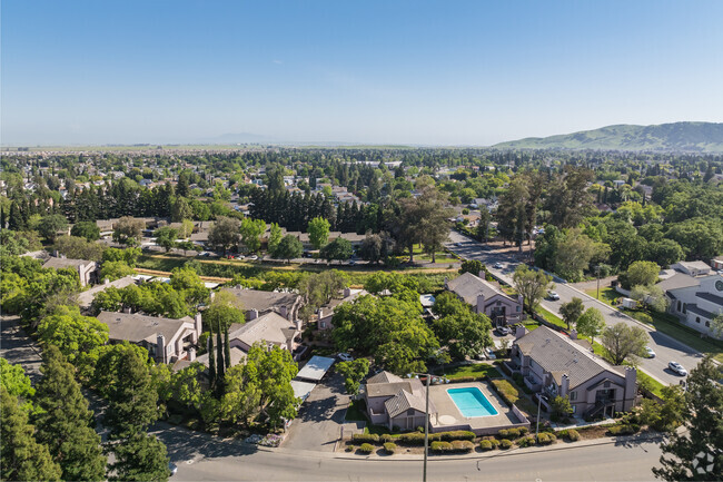 Context aerial - Walnut Glen Condo