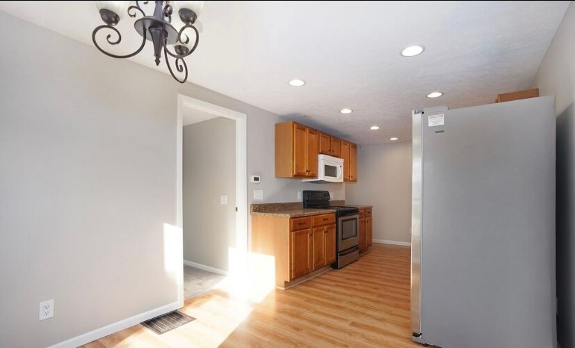 Kitchen and dining room - 2811 3 Mile Rd NE