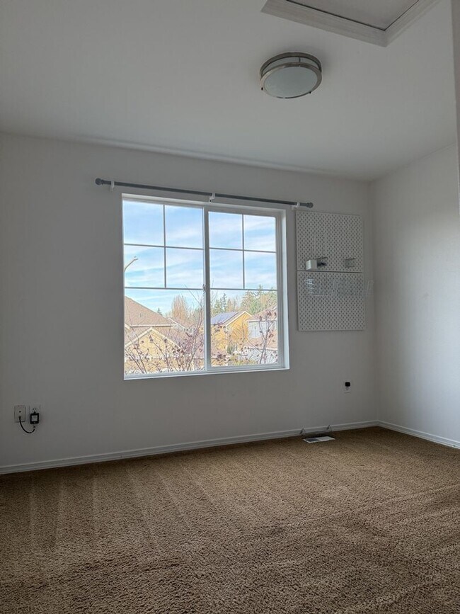 Building Photo - Spacious 3 Bed/2.5 Bath Federal Way Home.