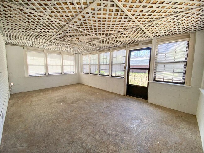 Building Photo - 241 Montelo Rd