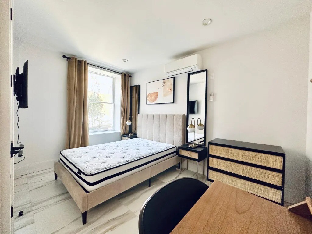 Building Photo - Furnished room/NOT APARTMENT