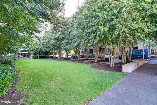 Building Photo - 8220 Crestwood Heights Dr