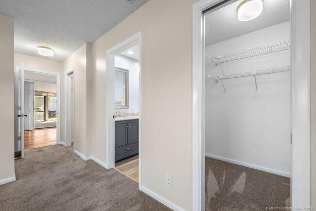 Building Photo - 2386 SW Creekside Dr