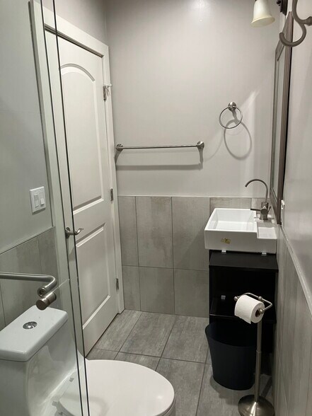 Building Photo - 2059 N Vermont Ave