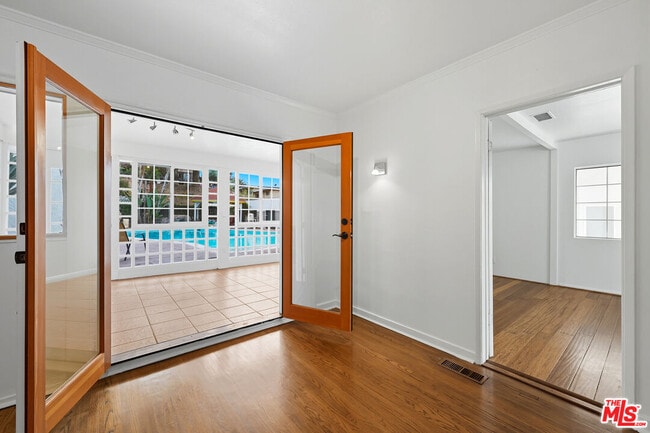 Building Photo - 2132 Cove Ave