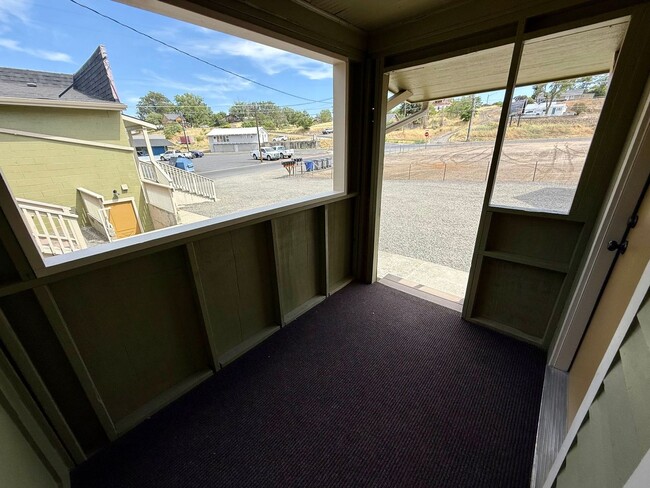 Building Photo - FULLY REMODELED 3 bedroom 1 bath Rental