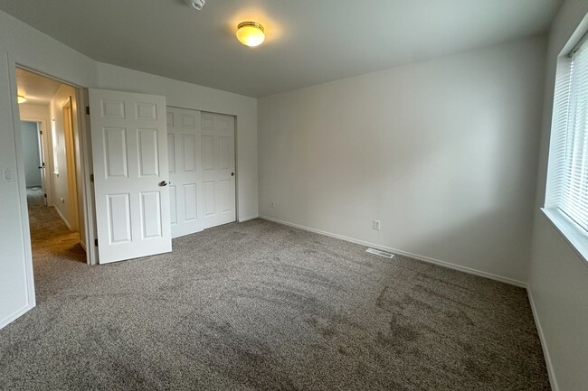 Building Photo - Spacious 3bd townhouse with all new paint ...