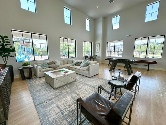 Building Photo - 12176 Ridge Top Dr