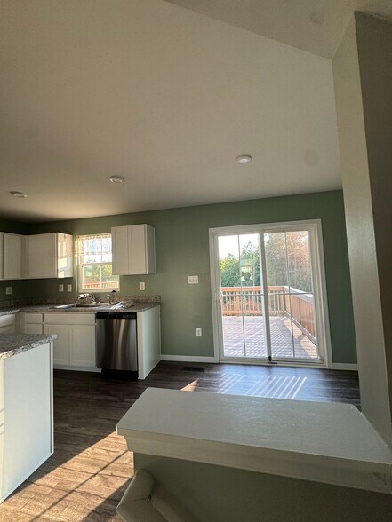 Building Photo - 35166 Sara Ct