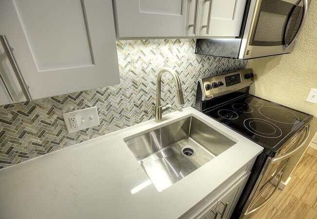 Building Photo - 2 Bed 1 Bath Top Floor Corner Unit Condo