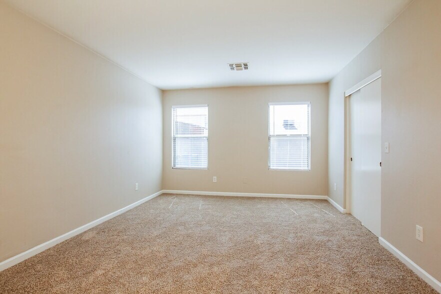 Building Photo - 11621 W Bloomfield Rd