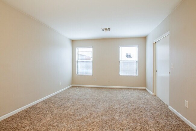 Building Photo - 11621 W Bloomfield Rd