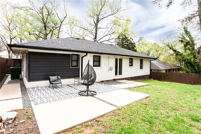 Building Photo - 2047 Seavey Dr