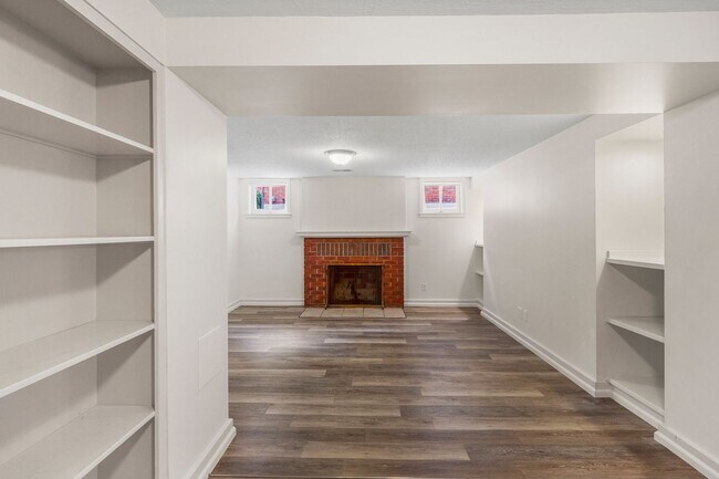 Building Photo - 3 Bed 2 Bath South Hill Spokane home offering all the updates..