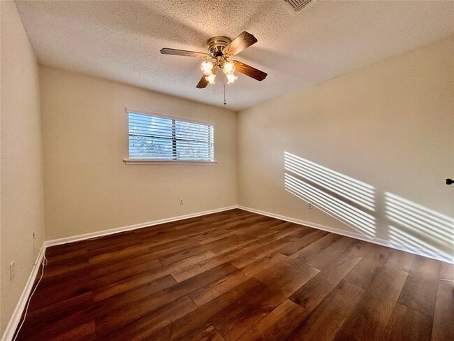 Building Photo - 2456 Country Club Dr