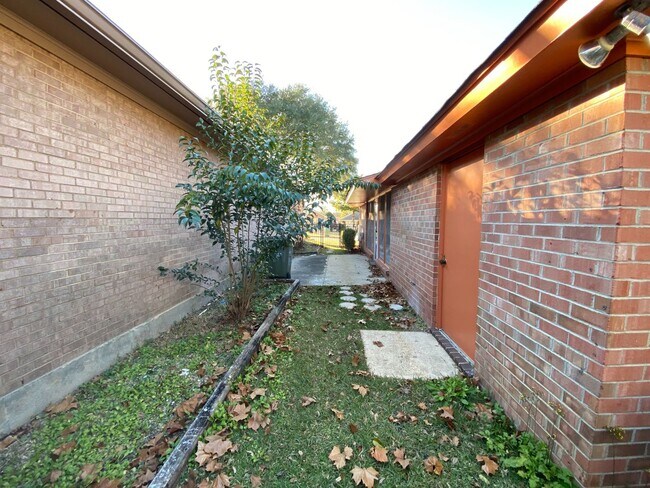 Building Photo - 1607 Salisbury Pl