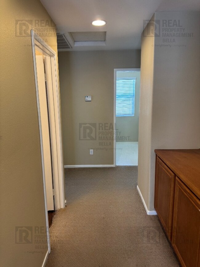 Building Photo - Ideal Layout! 4 Bedroom Home with Main Floor Bed/Bath & Open Loft