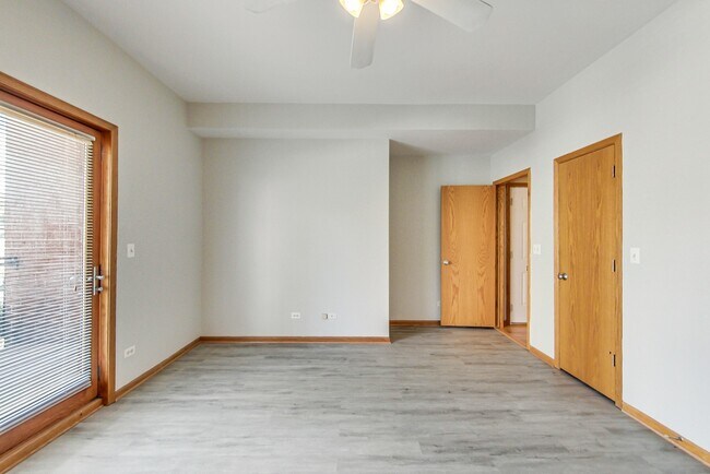 Building Photo - Stunning Wicker Park 3 Bed - Available August 1st