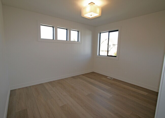 Building Photo - 713 W Willapa Ave