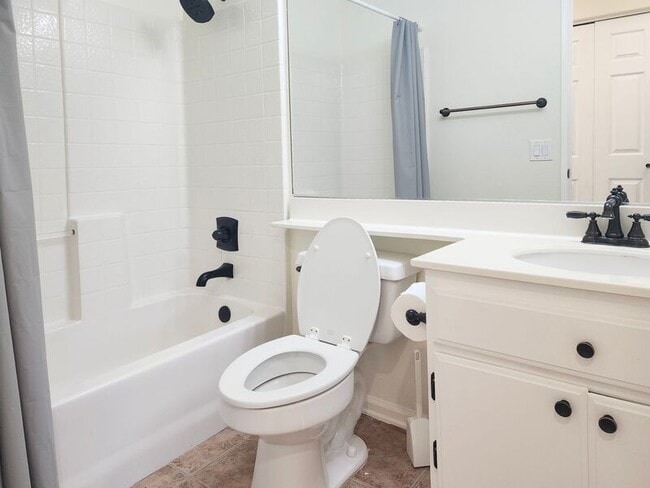 Building Photo - 5 Andaluz