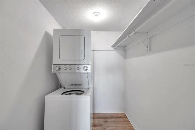 Building Photo - 108 Pompano Dr SE