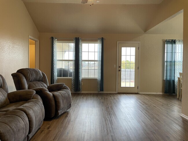 Building Photo - 2513 Queenston Ave